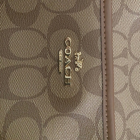 Coach crossbody bag. - Picture 2 of 4